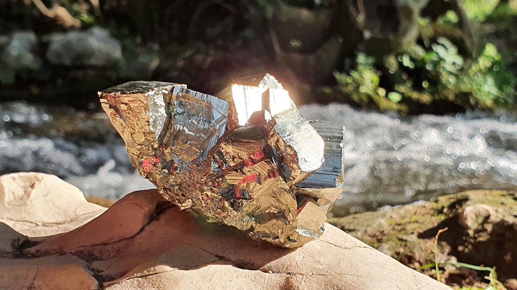 Pirit kristal poludragi kamen
