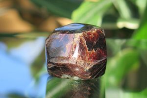 Granat kristal poludragi kamen