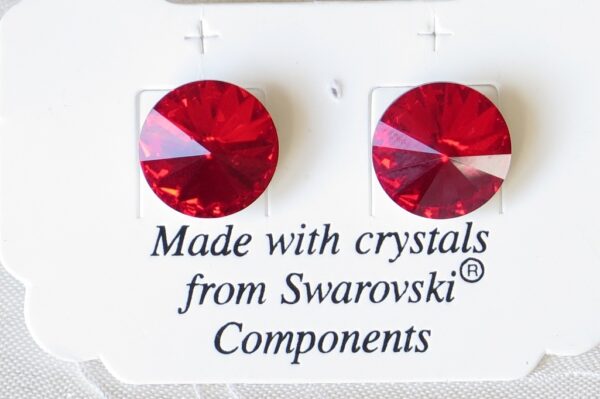 Standardne naušnice sa Swarovski kristalima promjera 12 mm. Prekrasnih su prozirno-crvenih boja