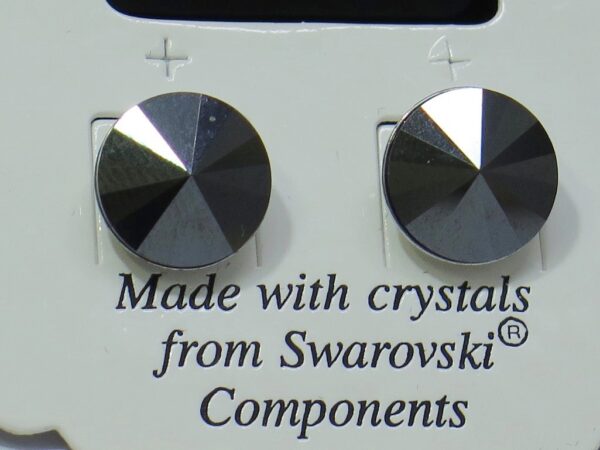Naušnice od Swarovski Elements kristala promjera 12 mm, sjajne-hematit boje. Navlače se na iglu te su vrlo lagane.