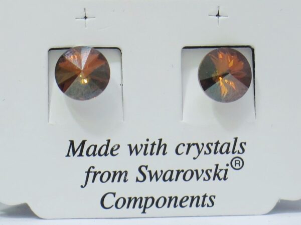Okrugle naušnice od Swarovski kristala širine 8 mm, tamnosmeđih boja te prozirno-sjajnih i prelijevajućih tonova.