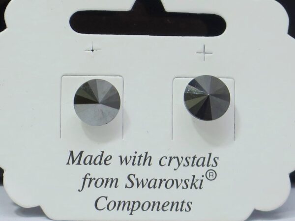 Naušnice od Swarovski kristala promjera 8 mm, sjajne sivo-crne boje.