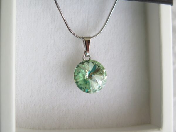 Ogrlica od Swarovski Elements s kristalom veličine 12 mm, sjajne-kristalne svijetlo-zelene boje.
