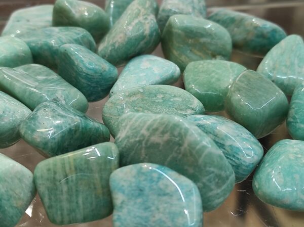 Oblutci poludragog kamena Amazonita lijepih plavo-zelenih nijansi boja
