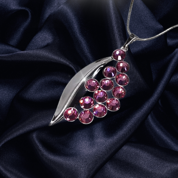 Ogrlica od Swarovski elemenata lijepih rozh nijansi i tonovate zanimljiva oblika