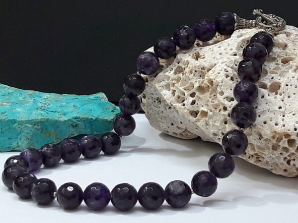 Ametsit ogrlica ručno izrađena od žarko ljubičastih poludrgaih kamena.