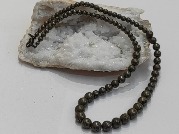 Pirit ogrlica napravljena od fino poliranih perli poludragog kamena različitih veličia