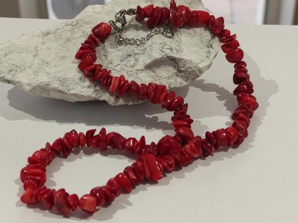 Koraljna ogrlica izrađena od crvenih čips kamenčića