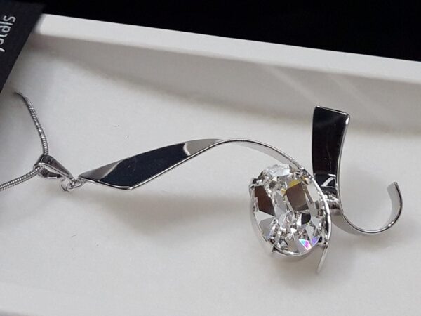 Zanimljiva ogrlica od Swarovski Elements s elegantnim metalnim privjeskom.