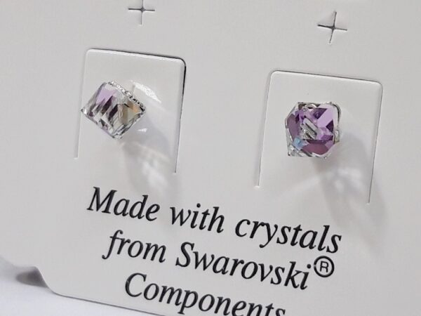 Naušnice od Swarovski kristala u formi manjih kocki.