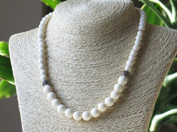 Ogrlica od bijelog tropskog Koralja