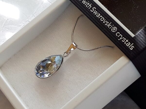 Ogrlica od Swarovski kristala s privjeskom veličine cca. 18 x 13 mm. Obješen je na finom srebrnom lančiću debljine od 2 mm, prilagodljive duljine.