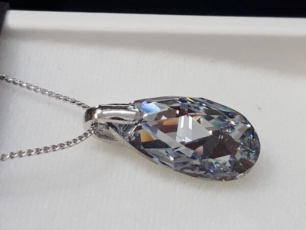 Ogrlica od Swarovski kristala s privjeskom dimenzija 21x12x7 mm.