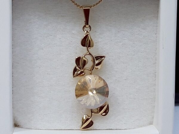 Ogrlica sa Swarovski kristalima na lančiću zlatne boje (debljine 1 mm).