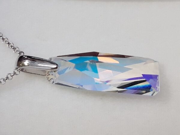Ogrlica sa Swarovski kristalom na lančiću srebrne boje. Privjesak je napravljen od lijepo brušenog stakla i metalnih dijelova.