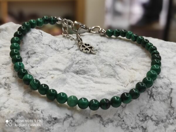 Malahit narukvica izrađena od sitnih perli poudragog kamena zelenih nijansi boja