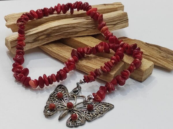 Crveni Korlaj ogrlica s čips kamenčićima i ukrsnim elementom u obliku leptira