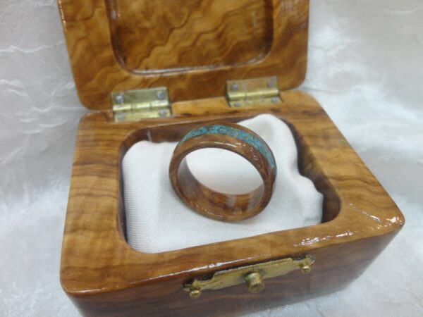 Maslina prsten napravljena u kombinaciji s poludragim kamenom Tirkizom