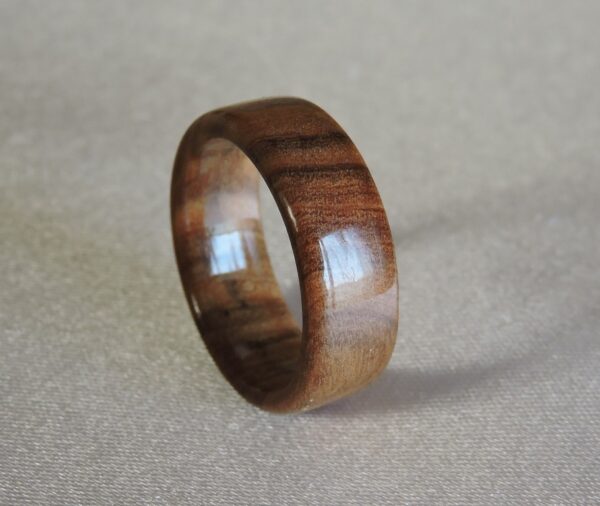 Prsten izrađen od kvalitetnog drva Masline