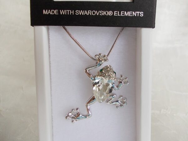 Ogrlica proizvedene od kvalitetnih Swarovski kristala i metalnih dijelova. Privjesci su u obliku žabe.