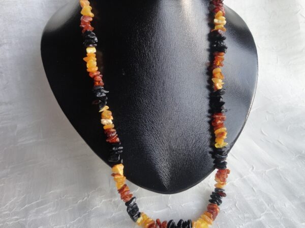 Jantar ogrlica izrađena od nepravilnih perli