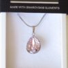 Ogrlice od Swarovski kristala s privjescima u obliku suze i roze boje.