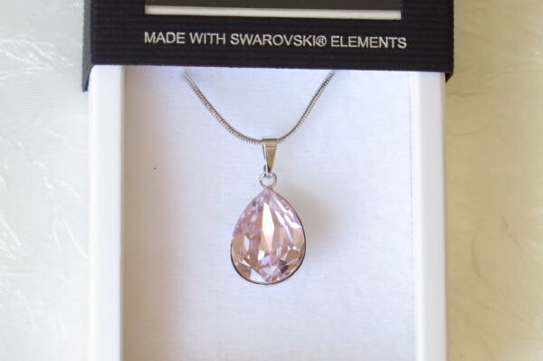 Ogrlice od Swarovski kristala s privjescima u obliku suze i roze boje.
