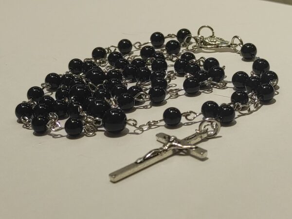 Krunica za molitvu od 59 zrna izrađena s perlama crnog kristala Oniksa.