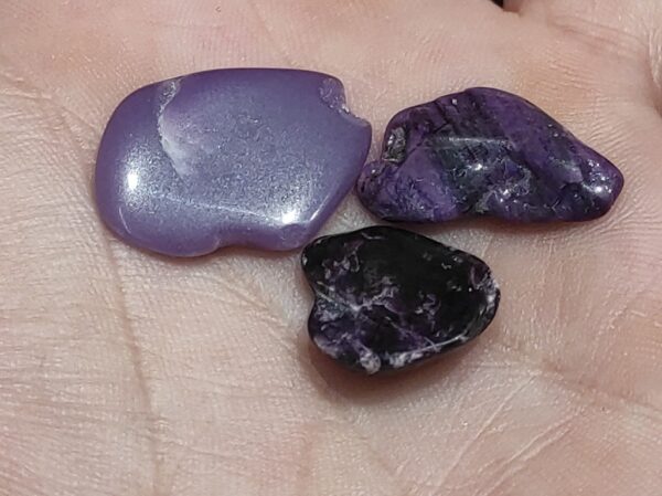 Sugilit - manji primjerci poluobrađenog poludragog kamena ljubičastih nijansi boja