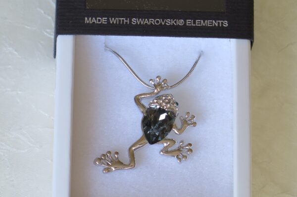 Ogrlica od Swarovki kristala s privjeskom žabe.