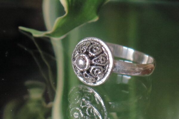 Ovaj prsten ručno je napravljen filigranskom preciznošću u zlatarskom obrtu od srebra finoće 925.