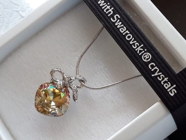 Ogrlica od Swarovski kristala s privjeskom zlatne boje.