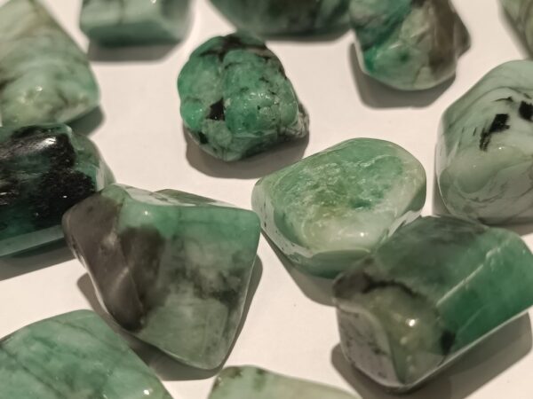 Smaragd dragi kamen - manji oblutci