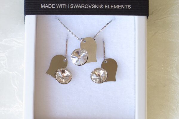 Komplet ogrlice i naušnica od Swarovski elemenata u obliku srca.