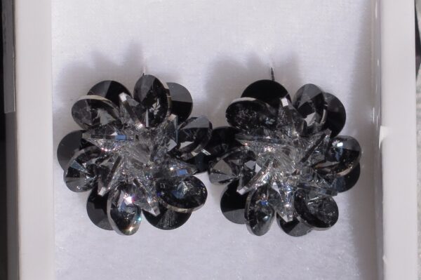 Naušnice od Swarovski kristala u obliku cvijeta, crnih nijansi boja
