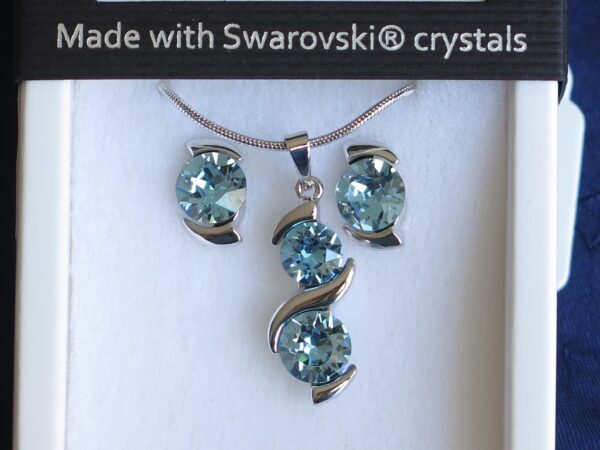 Komplet ogrlice i naušnica je djelo ovlaštenog proizvođača nakita od Swarovski kristala