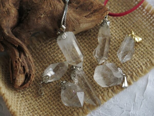 Privjesak od lijepog kamena Gorskog kristala. Kristal su obrađeni sa šest strana i brušeni u obliku špica i odlične su prozirnosti.