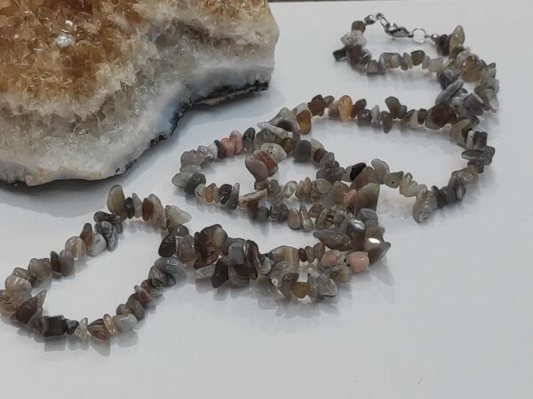 Duga ogrlica izrađena od nepravilnih perli poludragog kamena prugastog Ahata.