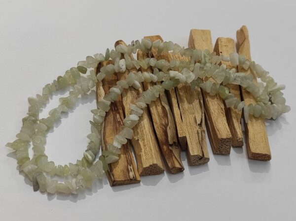 Žad duga ogrlica izrađena od poludragih kamena različitih oblikai dimenzija
