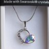 Ogrlica od Swarovski elemenata u obliku srca, prelijevajućih roskasto-plavih nijansi boja s metalik sjajem.