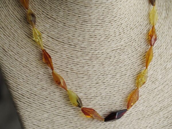 Ogrlica od baltičkog Jantara s valjkastim perlama žuto-smeđih nijansi