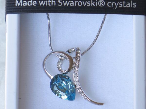 Ogrlica od Swarovski kristala u obliku suze i prelijepih svijetlo-plavih boja. Ures je zanimljivog, modernog dizajna.