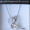 Ogrlica od Swarovski elemenata s kristalom prozirno-bjelkastih nijansi i iskričavog sjaja. Ima oblik suze, a obavijen je vijugom srebrne boje