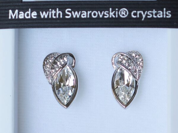 Predivne naušnice izrađene su od gotovo svima omiljenih Swarovski kristala. Izduženog su oblika, a preko vrha prostire se listić posut sitnim kristalićima