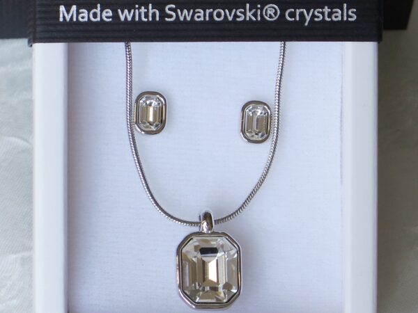 Komplet ogrlice i naušnica kreiran je od svjetski poznatih Swarovski kristala
