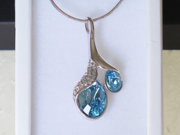 Divna ogrlica s privjeskom od Swarovski kristala u nježnoj, nebesko-plavoj boji