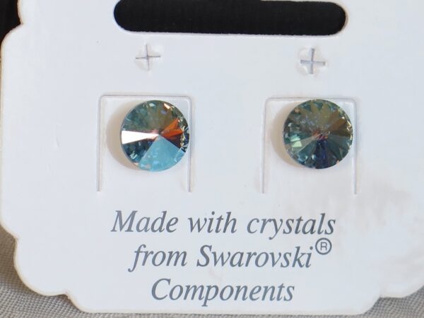 Okrugle naušnice izrađene od Swarovski kristala i kvalitetnih metalnih komponenata. Tanke su i lagane.