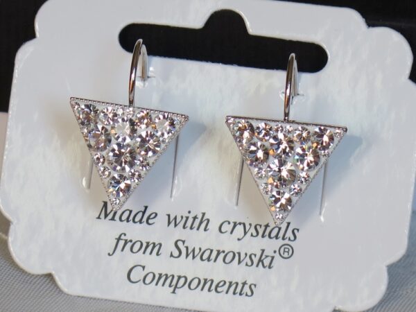 Elegantne naušnice trokutastog oblika izrađene su s neodoljivim Swarovski kristalima.
