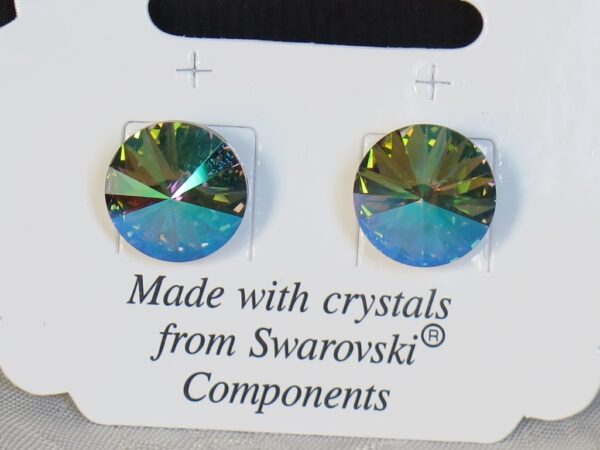 Naušnice od Swarovski kristala koji se prelijevaju iz modro-zelene u ljubičastu s ponekom žutom nijansom.