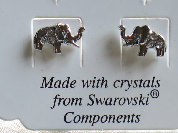 Naušnice u obliku slonića veličine 11 x 7 mm rese popularni Swarovski kristali. Minijature likova u sredini su ispunjene s tri bijela okrugla kristalića.